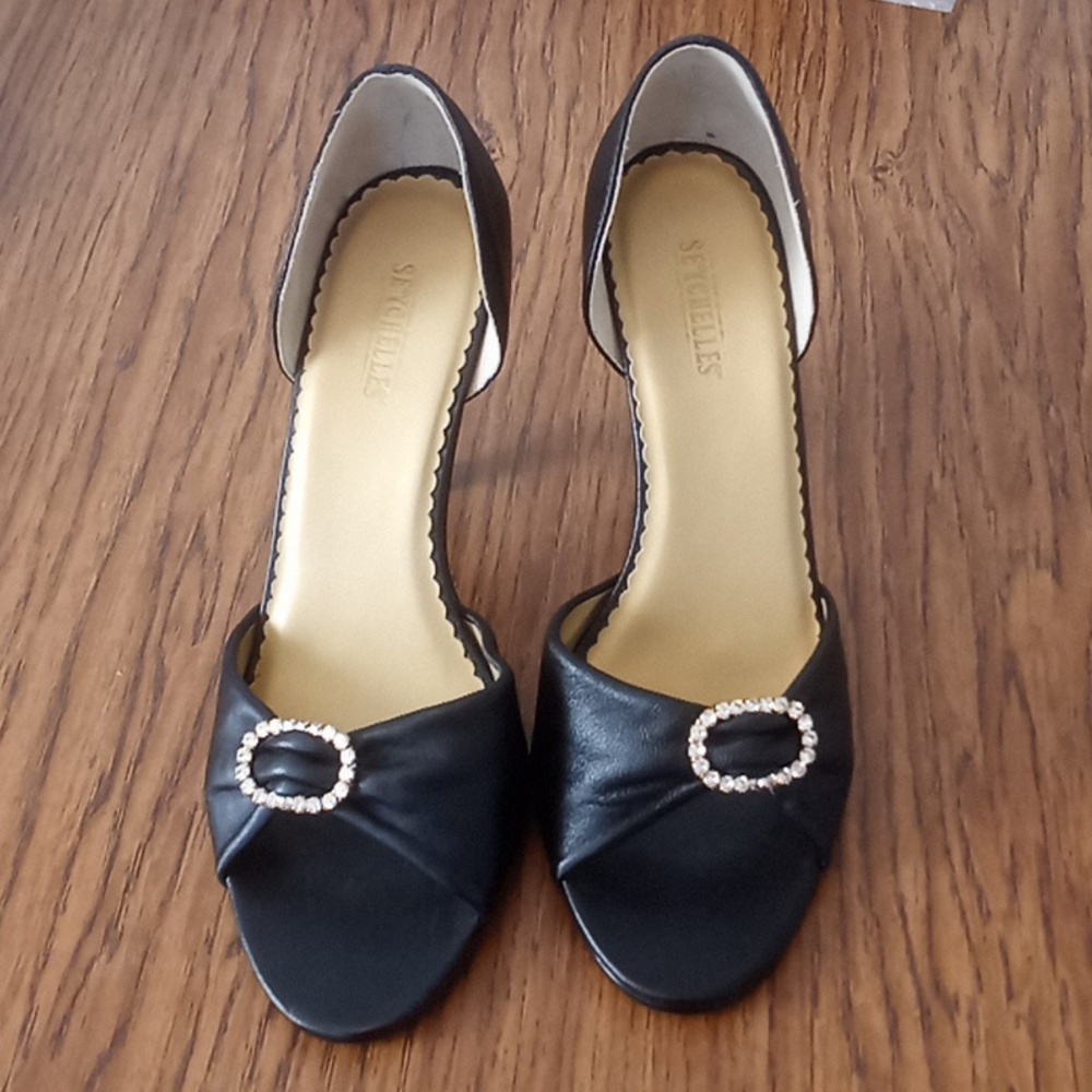 Seychelles Black Open-Toe Heels showgirl peep toe